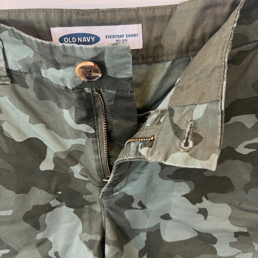 Old Navy Everyday Green Camouflage Mid-Rise Shorts. Women’s 4 - Picture 9 of 11